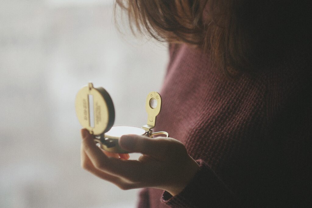Mujer en un momento de calma conectando con sus emociones y su mundo interior.
